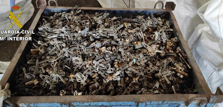 La Guardia Civil desarticula un grupo criminal dedicado a sustraer aspersores de riego en explotaciones agrícolas de Sisante y Casas de Benítez La Guardia Civil desarticula un grupo criminal dedicado a sustraer aspersores de riego en explotaciones agrícolas de Sisante y Casas de Benítez