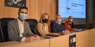 El Gobierno regional informa a los trabajadores sociales de las características del nuevo servicio de transporte sensible a la demanda en Cuenca