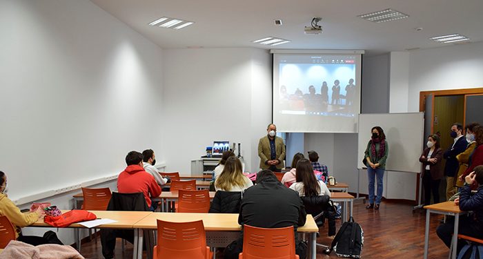Estudiantes del programa Incluye e Inserta UCLM reciben en su aula al rector