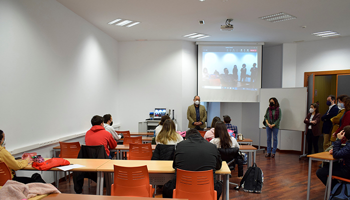 Estudiantes del programa Incluye e Inserta UCLM reciben en su aula al rector
