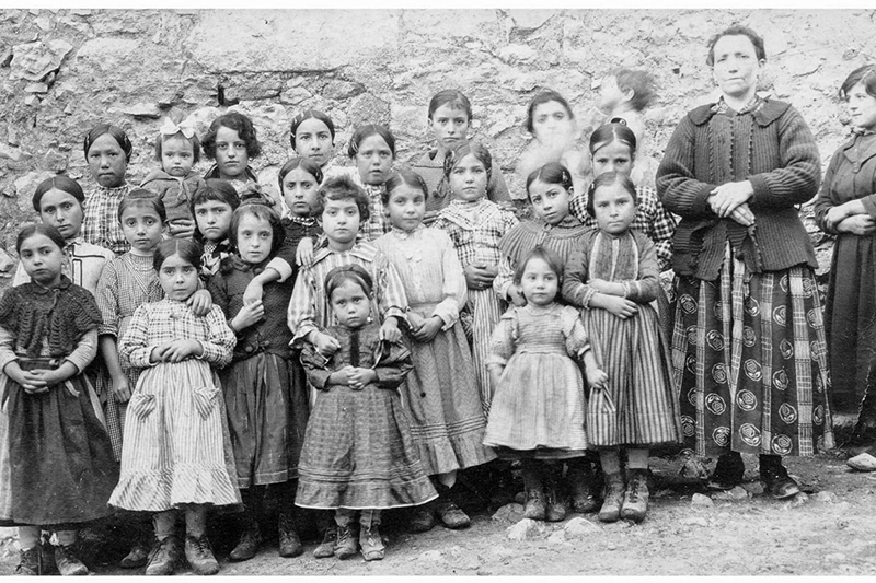 Grupo de niñas junto a su maestra en Zaorejas (Guadalajara). 1917. Fondo Los legados de la Tierra. Archivo de la Imagen de Castilla-La Mancha.