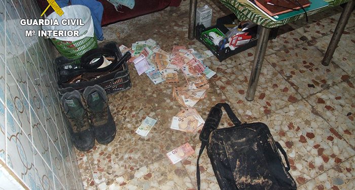 La Guardia Civil detiene al autor de un atraco a un banco en Villanueva de la Jara La Guardia Civil detiene al autor de un atraco a un banco en Villanueva de la Jara