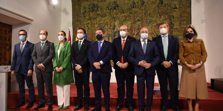 La Junta y las cinco capitales firman un acuerdo pionero a nivel europeo que movilizará 2,2 millones de euros a favor de los bosques de la región