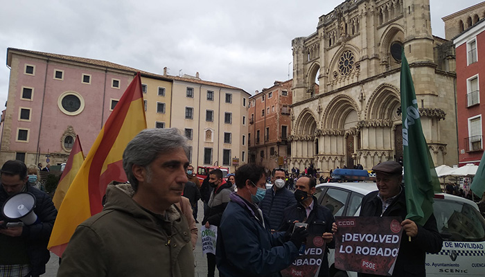 Vox y Solidaridad reúnen a numerosos trabajadores frente al ayuntamiento de Cuenca