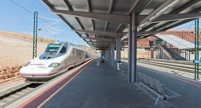Un AVE averiado deja a 348 pasajeros «en tierra» durante cinco horas en Motilla del Palancar Un AVE averiado deja a 348 pasajeros «en tierra» durante cinco horas en Motilla del Palancar