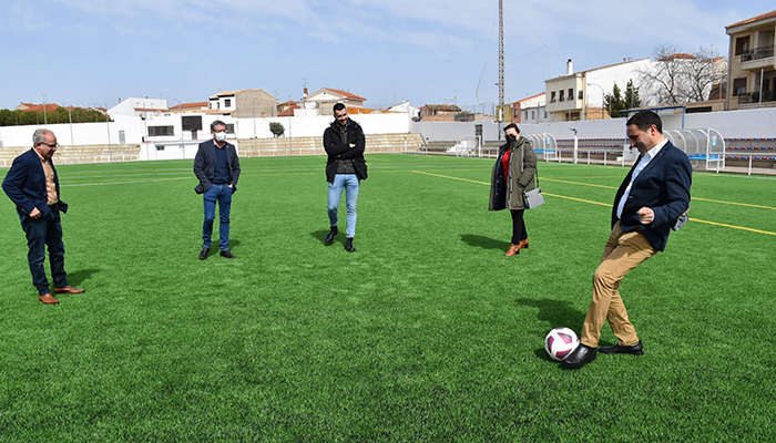 La Diputación de Cuenca invierte 168.000 euros en renovar el césped artificial del campo de fútbol de Motilla del Palancar