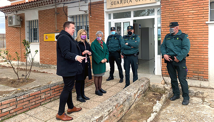 La subdelegada del Gobierno en Cuenca visita el puesto de la Guardia Civil de Almodóvar del Pinar
