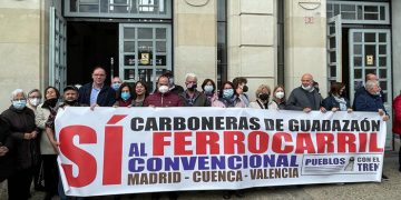 Más de medio centenar de vecinos de Carboneras viaja a Aranjuez para unirse a otra manifestación contra el cierre del tren