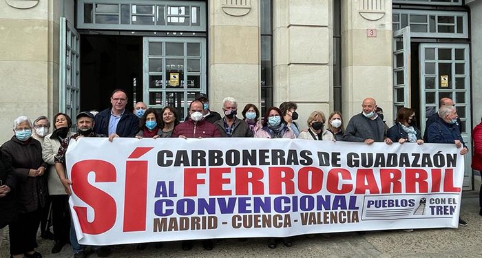 Más de medio centenar de vecinos de Carboneras viaja a Aranjuez para unirse a otra manifestación contra el cierre del tren Más de medio centenar de vecinos de Carboneras viaja a Aranjuez para unirse a otra manifestación contra el cierre del tren