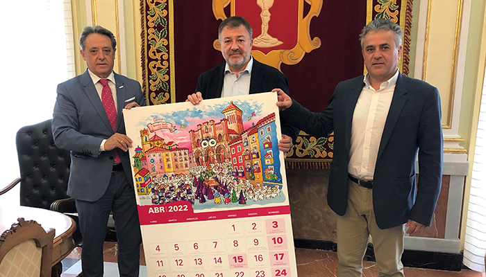 Soliss hace entrega al alcalde de la imagen de su calendario 2022 que muestra a Cuenca y su Semana Santa en el mes de abril