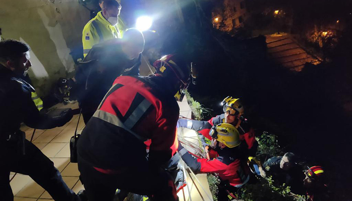 Trasladado al hospital un hombre tras caer desde el balcón de su casa a la ladera de la Hoz del Júcar