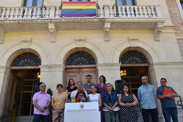 La sociedad conquense celebra el Día del Orgullo en los jardines de Diputación pidiendo acabar con la LGTBIfobia