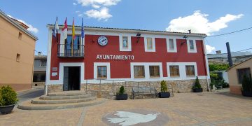 Un reloj, en la fachada del Ayuntamiento de Fuentenava de Jábaga, marca desde hoy todas las horas.