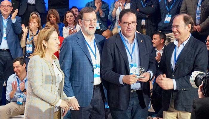 Prieto recibe el galardón de la mano del presidente Rajoy, junto a Pastor y Escudero