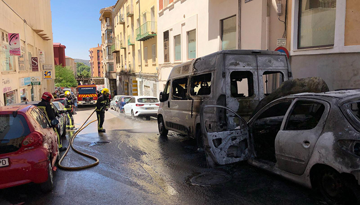 Arden dos vehículos en la calle Antonio Maura de Cuenca y el fuego daña otros tres vehículos más