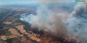 Desalojadas más de un centenar de personas de municipios cercanos al incendio de Valdepeñas de la Sierra, que sigue descontrolado