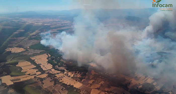 Desalojadas más de un centenar de personas de municipios cercanos al incendio de Valdepeñas de la Sierra, que sigue descontrolado