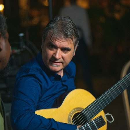 El músico de origen conquense Rafael Serrallet lleva su guitarra al desierto mauritano