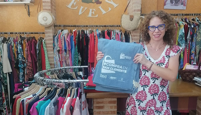 La Asociación del Comercio de Cuenca distribuye bolsas reutilizables que incitan a comprar en los comercios locales