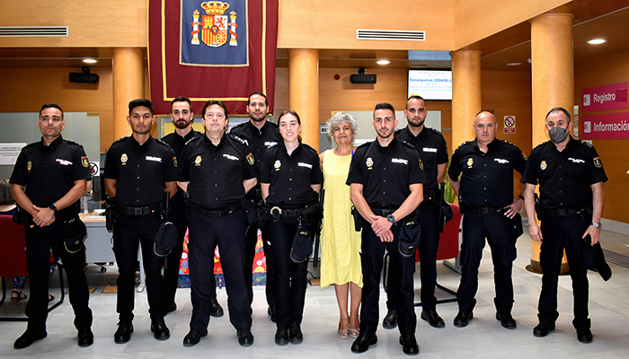 La subdelegada del Gobierno en Cuenca da la bienvenida a los seis nuevos policías nacionales que realizarán sus prácticas en la Comisaría Provincial