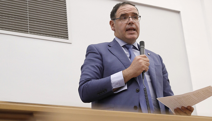 Prieto reclama a la Junta la reforma del gimnasio del instituto Hervás y Panduro por sus carencias y falta de seguridad