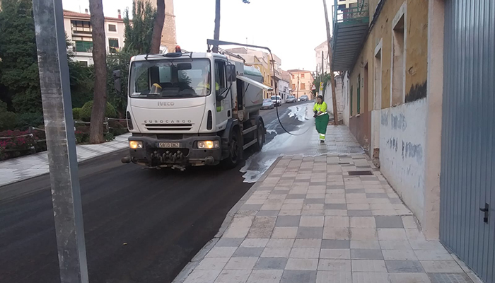 El Ayuntamiento de Tarancón inicia una campaña intensiva de limpieza en las calles ante las altas temperaturas