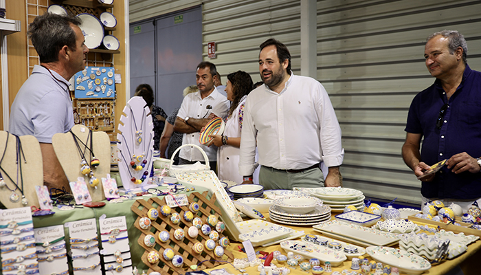 Paco Núñez visita la Feria de Artesanía de Cuenca