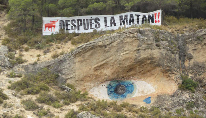 Despliegan una pancarta antitaurina en el Cerro de la Doncella de Cuenca por San Mateo