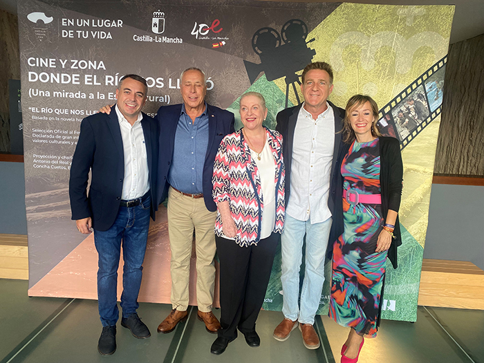 El Gobierno regional homenajea en Cuenca la película ´El río que nos lleva´ poniendo en valor el trabajo de los gancheros