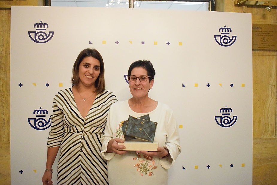 La Unidad de Servicios Especiales de Correos de Cuenca recibe su trofeo por el Premio Nacional a la Excelencia