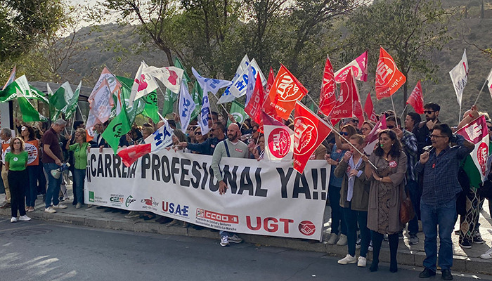 Los sindicatos con representación en la Mesa Sectorial del SESCAM se concentran ante las Cortes Regionales en una nueva jornada de movilizaciones