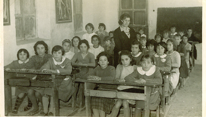 Escuela de niñas y su maestra, en Torrubia del Campo (Cuenca) Fondo - Los legados de la tierra