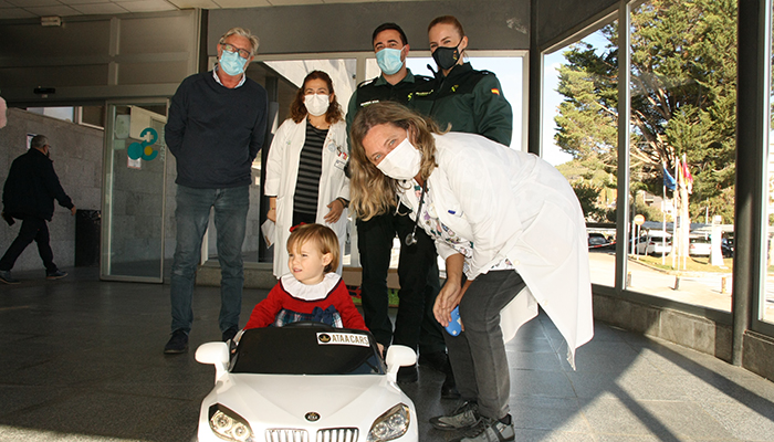 La Asociación Sonrisas dona un coche eléctrico de juguete para los niños ingresados en la planta de Pediatría del Hospital Virgen de la Luz