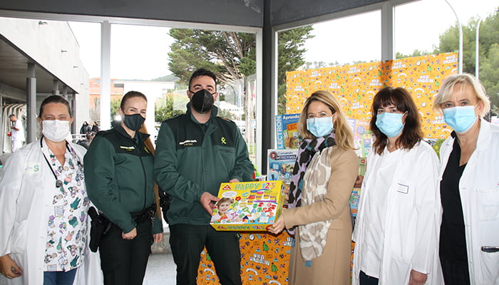 La Asociación Sonrisas entrega al Hospital Virgen de la Luz de Cuenca un lote de juguetes para los niños ingresados en la planta de Pediatría