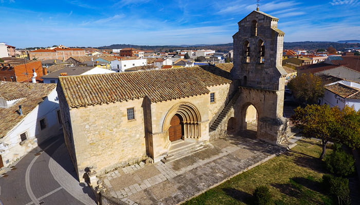 La Fundación Antonio Pérez y la iglesia románica de Arcas son las imágenes de los calendarios de Diputación en 2023