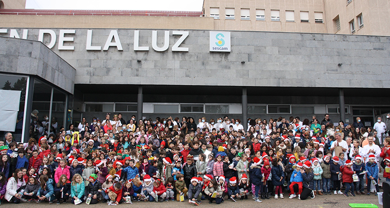 Los niños del Colegio “Fuente del Oro” de Cuenca vuelven al Hospital para felicitar la Navidad a todos los profesionales del “Virgen de la Luz”