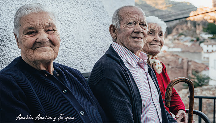 El Ayuntamiento de Enguídanos presenta su calendario solidario 2023, dedicado a las personas mayores