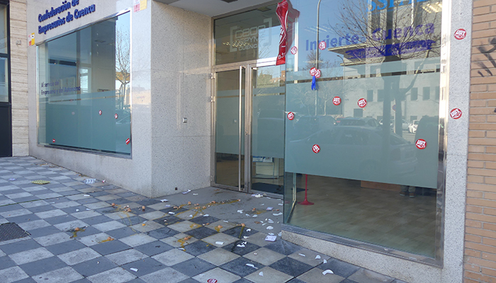 La patronal conquense denuncia actos vandálicos por parte de los sindicatos durante la huelga de limpieza frente a su sede