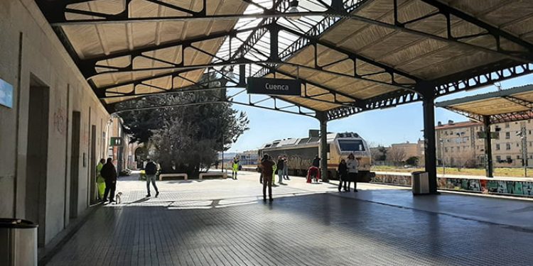 Vuelve un tren a la estación de Cuenca siete meses después…, pero no se hagan ilusiones