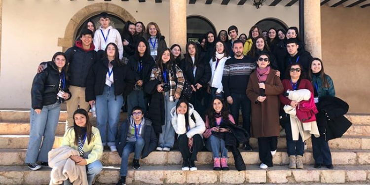 El IES Cañada de la Encina de Iniesta recibe la visita de alumnos portugueses