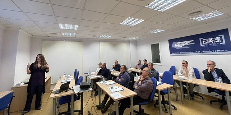Una quincena de personas asiste a la jornada técnica sobre lubricantes para los asociados de TRACC en ACESANC