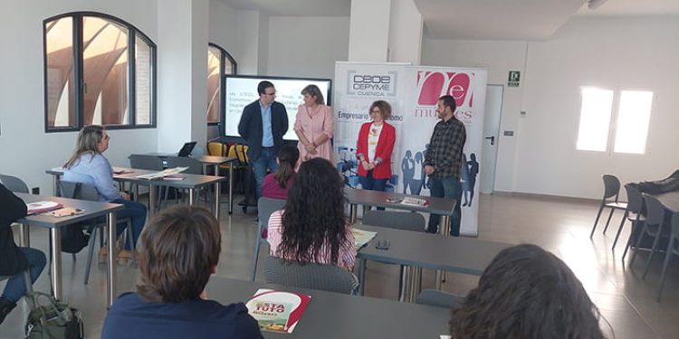Más de diez empresarias y emprendedoras asisten en Iniesta a la jornada de AMEP sobre ayudas a empresas Más de diez empresarias y emprendedoras asisten en Iniesta a la jornada de AMEP sobre ayudas a empresas