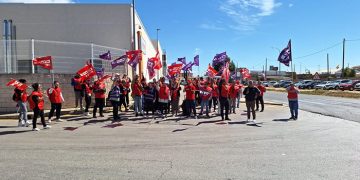 Movilización en Incarlopsa para exigir la readmisión de una trabajadora despedida al saber la empresa que iba a presentarse a las elecciones sindicales por CCOO