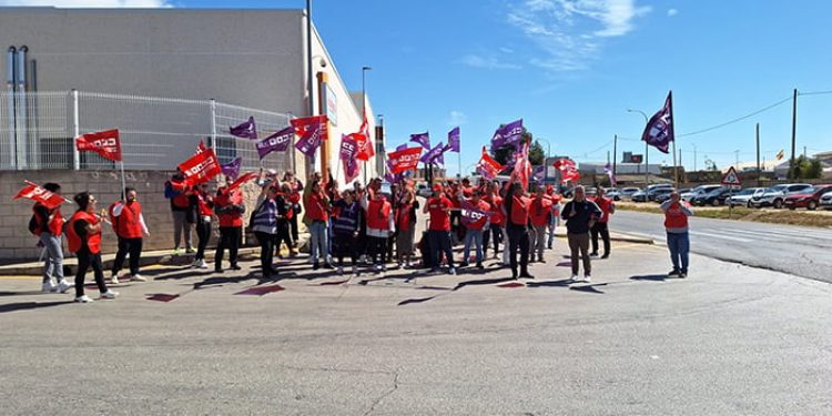 Movilización en Incarlopsa para exigir la readmisión de una trabajadora despedida al saber la empresa que iba a presentarse a las elecciones sindicales por CCOO Movilización en Incarlopsa para exigir la readmisión de una trabajadora despedida al saber la empresa que iba a presentarse a las elecciones sindicales por CCOO