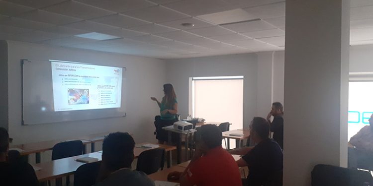 Los talleres de automoción de La Manchuela reciben información sobre lubricantes para transmisiones