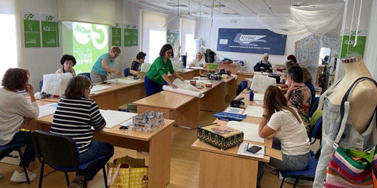 Una quincena de alumnas de la comarca de San Clemente se forman para desarrollar productos textiles sostenibles Una quincena de alumnas de la comarca de San Clemente se forman para desarrollar productos textiles sostenibles