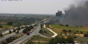 Extinguido el incendio del camión de gasoil accidentado en Graja de Iniesta y desactivado el PETCAM