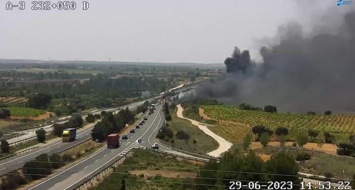 Extinguido el incendio del camión de gasoil accidentado en Graja de Iniesta y desactivado el PETCAM Extinguido el incendio del camión de gasoil accidentado en Graja de Iniesta y desactivado el PETCAM