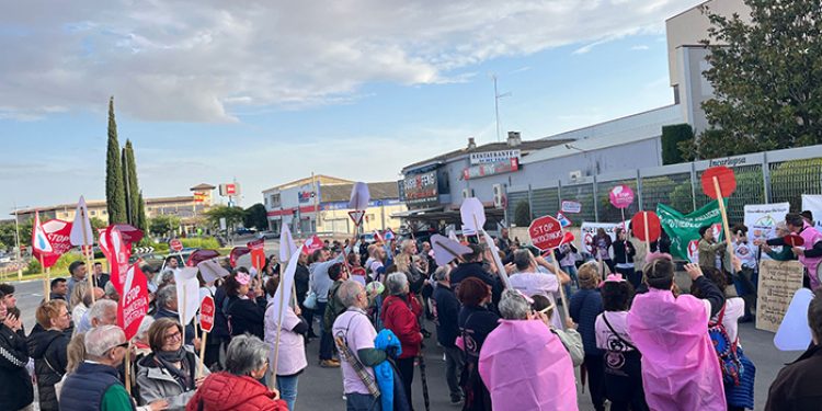 Cerca de 200 personas se concentran frente a Incarlopsa para protestar por la macrogranja proyectada en Villalba de la Sierra Cerca de 200 personas se concentran frente a Incarlopsa para protestar por la macrogranja proyectada en Villalba de la Sierra