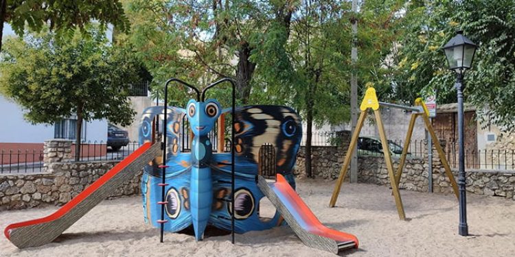 El Ayuntamiento de Huete lleva a cabo mejoras en parques infantiles y la escuela infantil